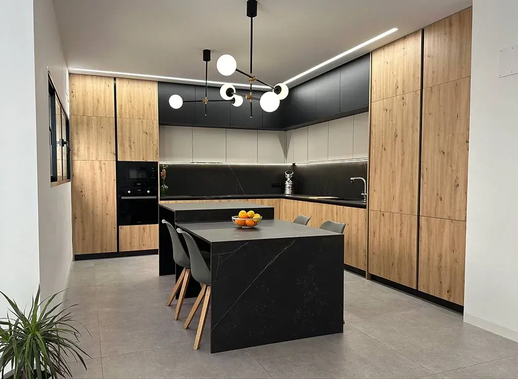 cocina en grafito negro y madera