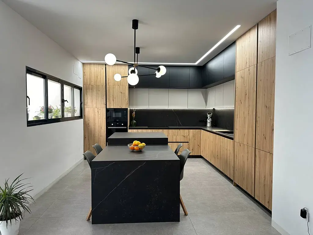 cocina en grafito negro y madera