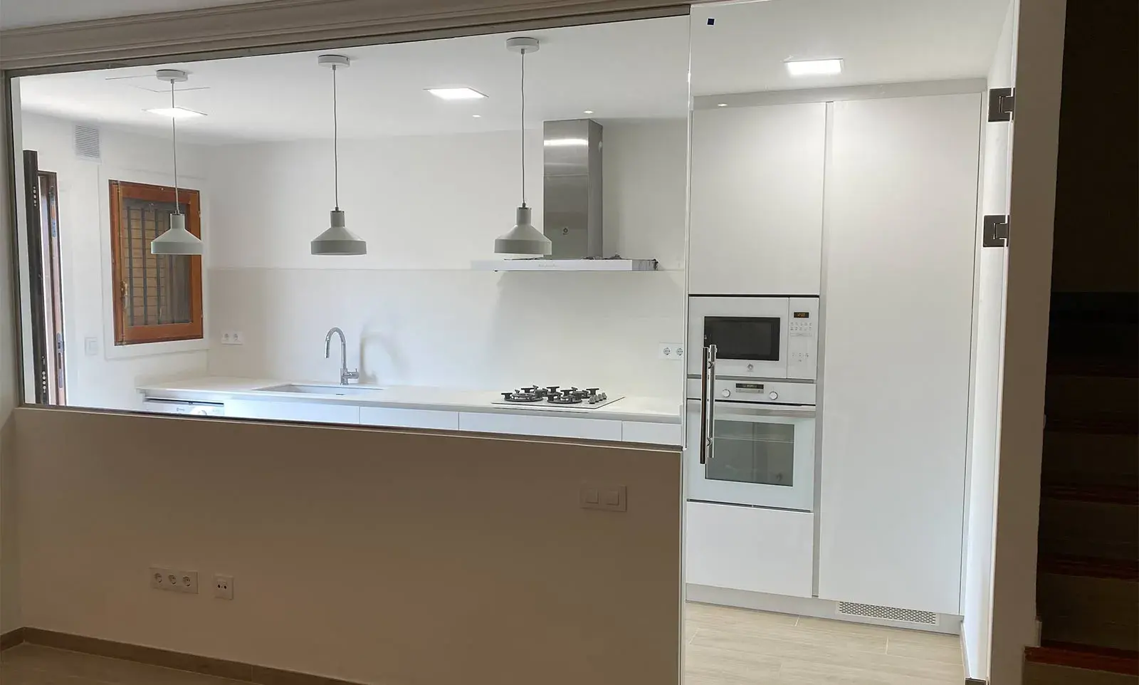 Cocina en blancos y beige reforma integral