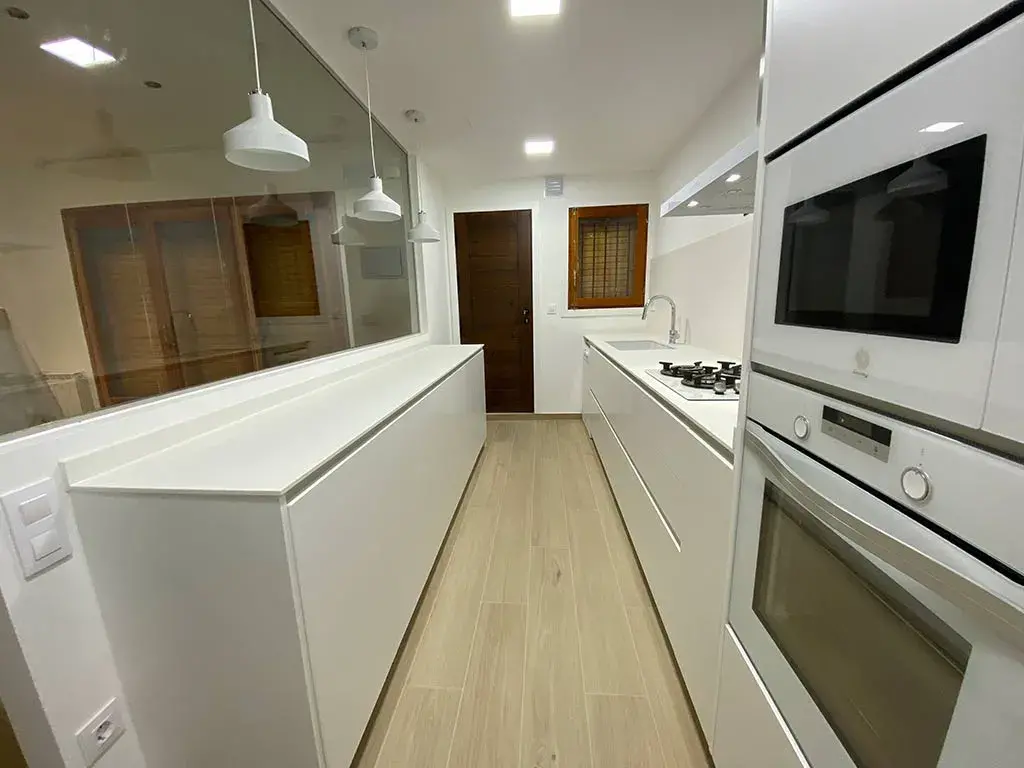 Cocina en blancos y beige reforma integral